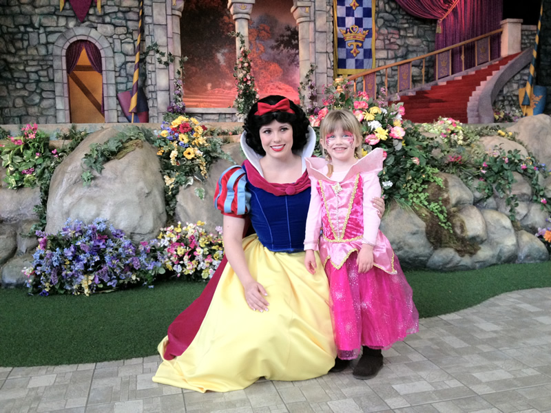 Mia Moore & Snow White at Disneyland Nov 25 2011